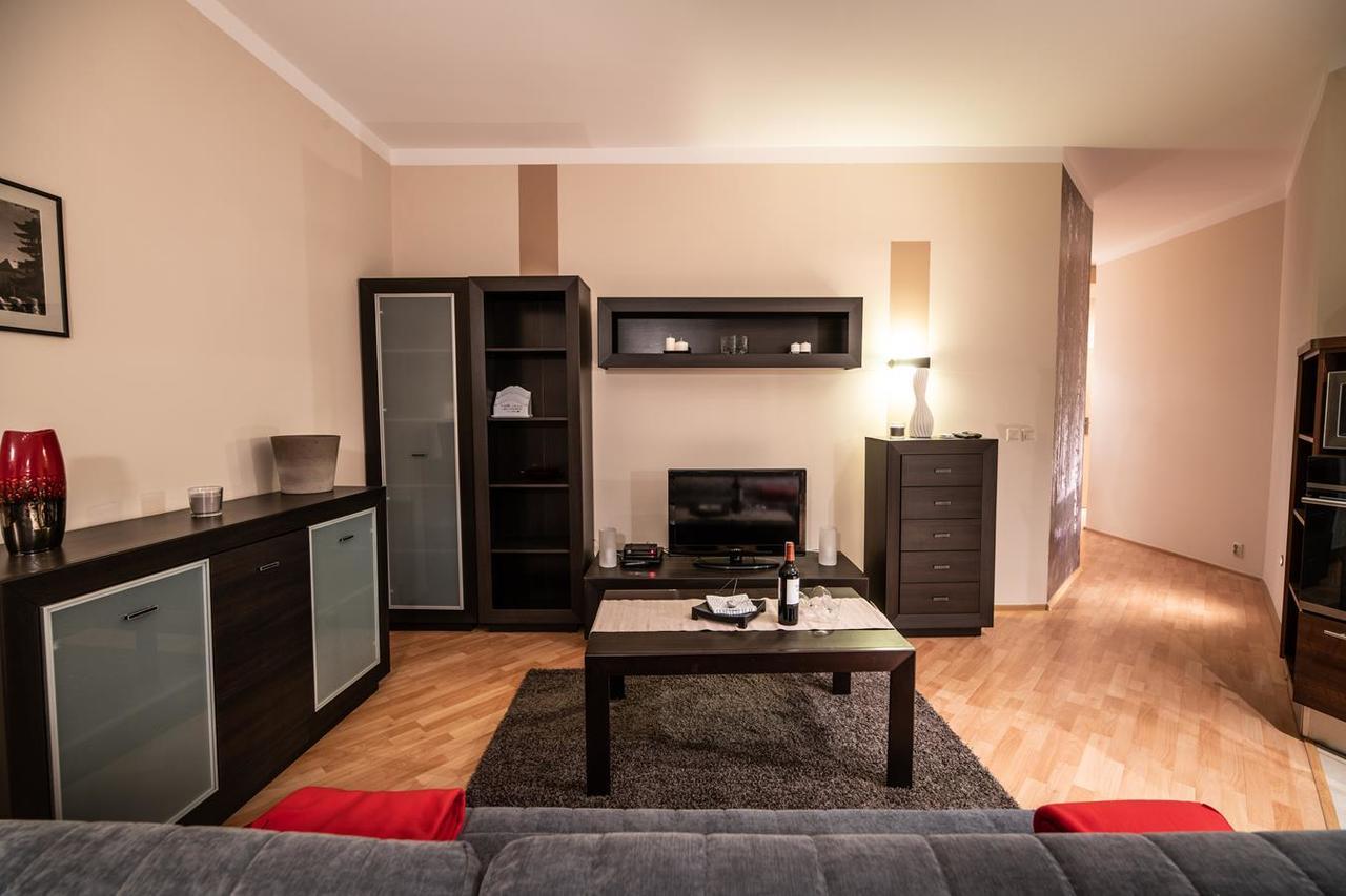 Cracow Rent Apartments - Spacious Apartments For 2-7 People In Quiet Area - Kolberga Street Nr 3 - 10 Min To Main Square By Foot 克拉科夫 外观 照片